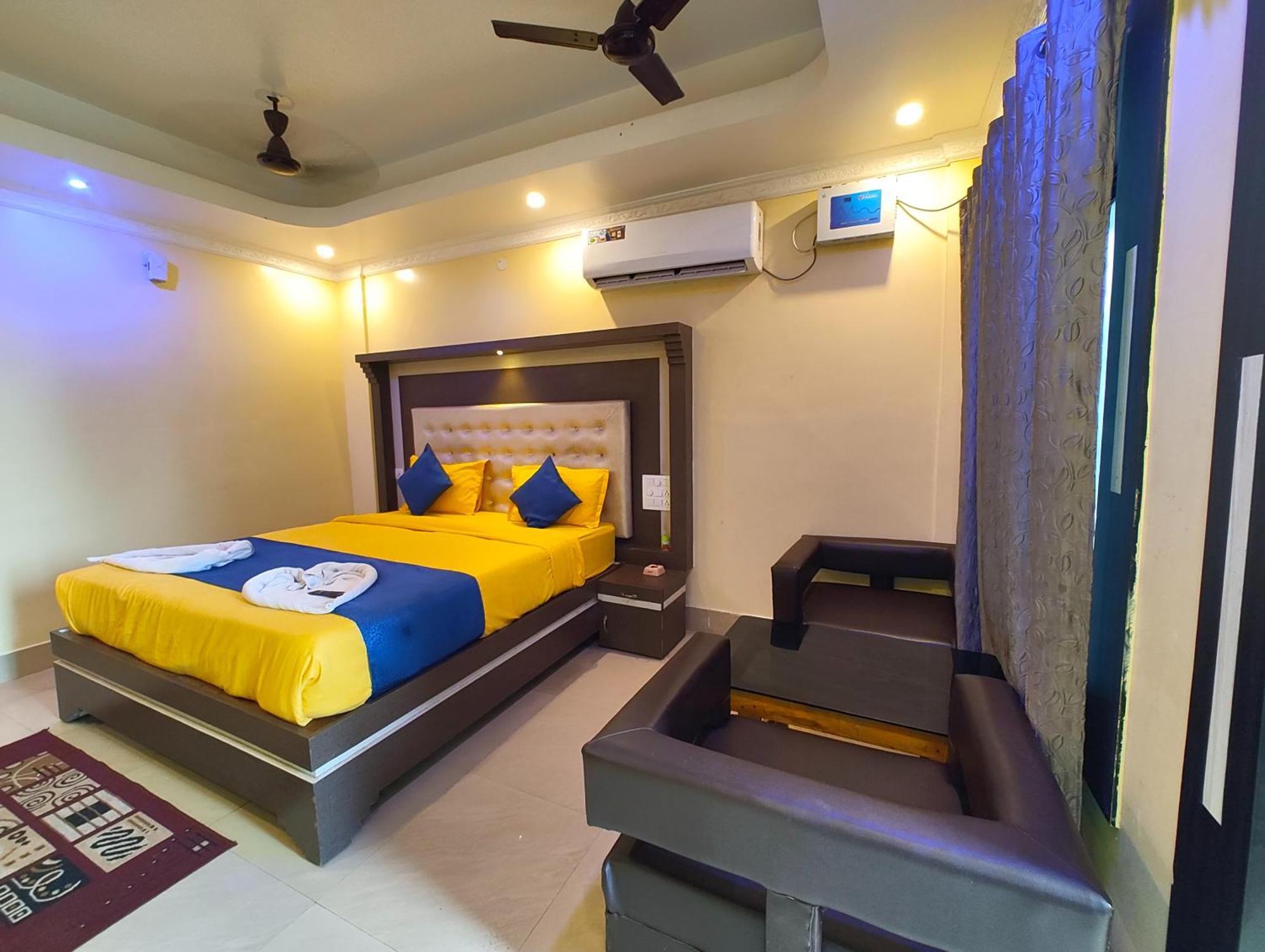 Hotel Asish # Bollywod View - Near-sea-beach-and-temple Fully-air-conditioned-hotel With-wifi-restaurant-and-parking-facility - In 4*