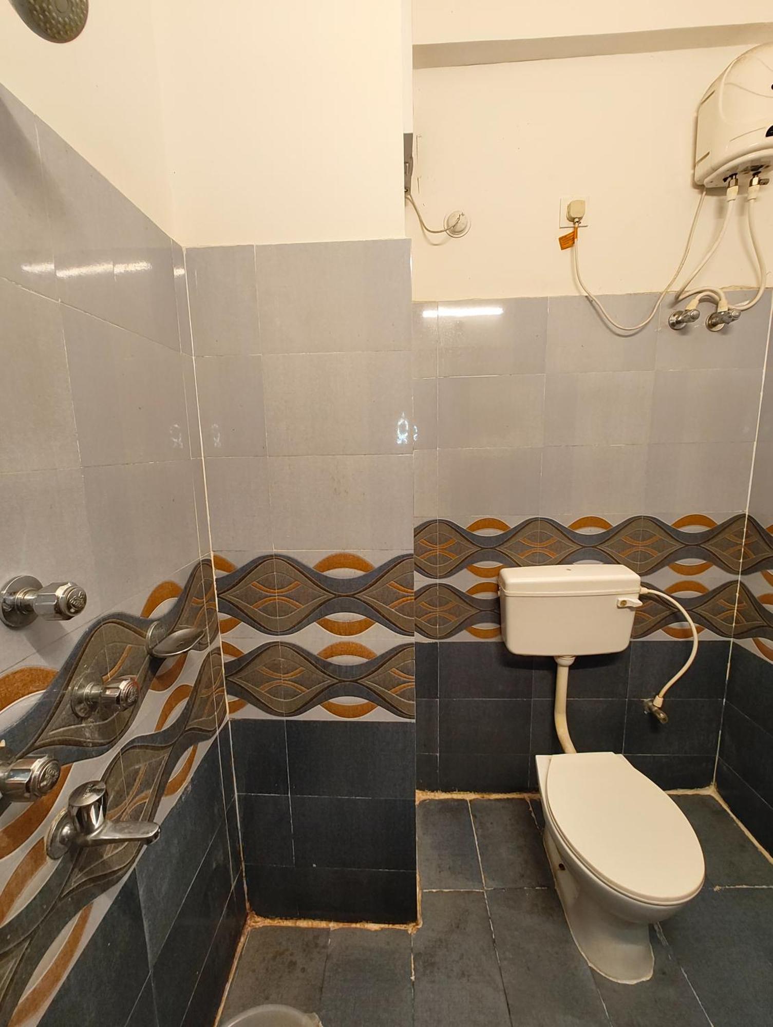Hotel Asish # Bollywod View - Near-sea-beach-and-temple Fully-air-conditioned-hotel With-wifi-restaurant-and-parking-facility - In